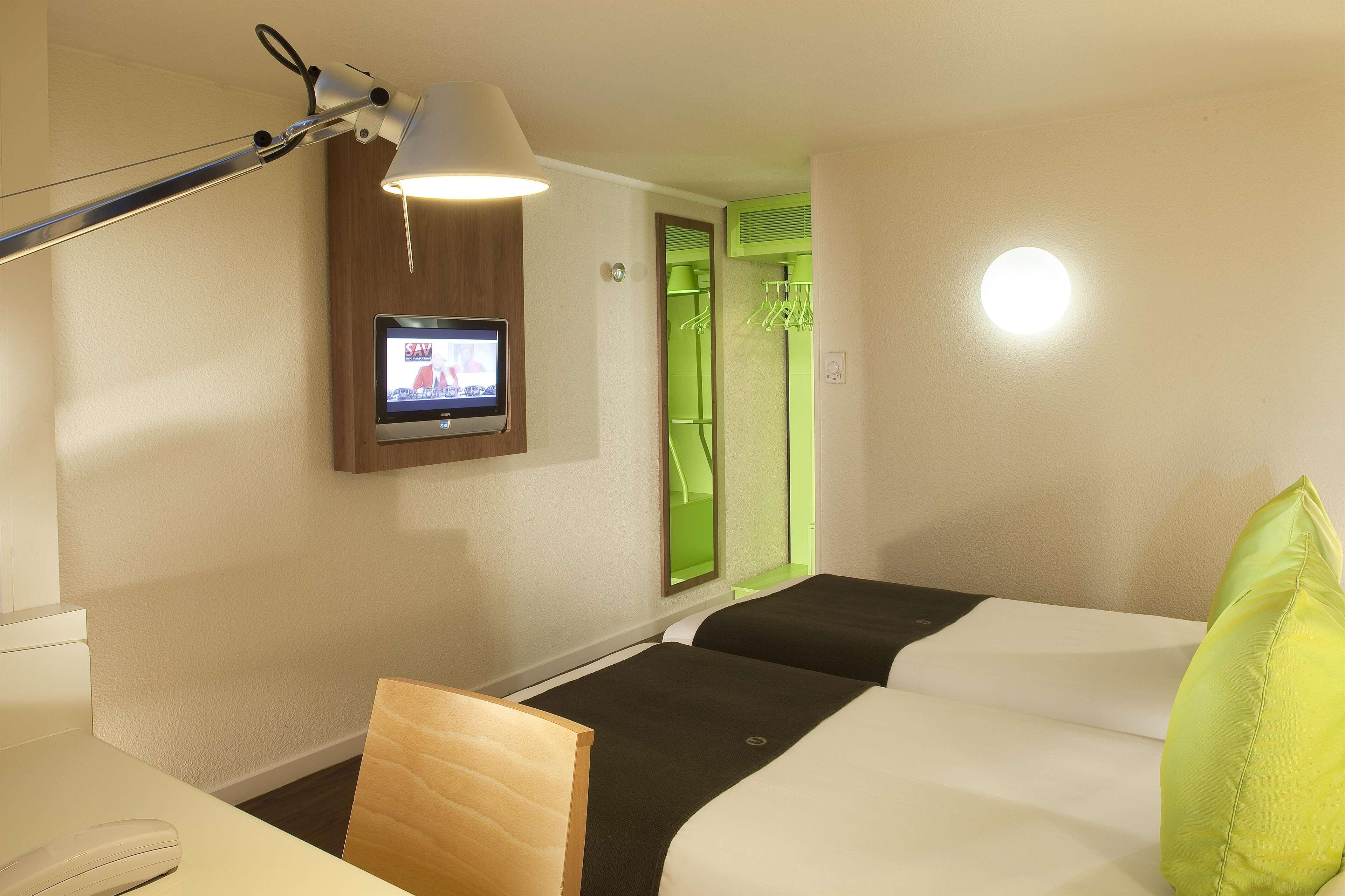 Campanile Epone Hotel Exterior photo